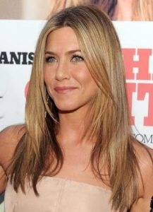 isia mallia, choristra sti mesi jennifer aniston