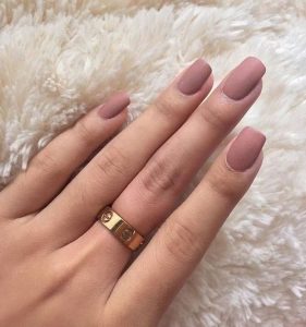 tetragwno,matte nude manicure