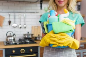 γυναίκα κρατάει καθαριστικά σπίτι περάσεις μέρα σπίτι