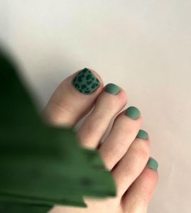 mat prasino pedicure animal print